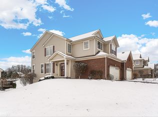 110 Regent Dr, Gilberts, IL 60136