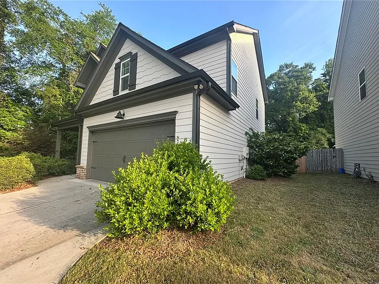 798 Gordon St — Photo 3