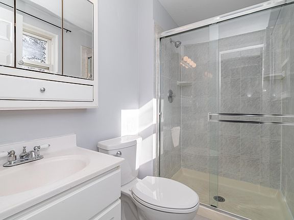 5th image of 814 Bishop Ct