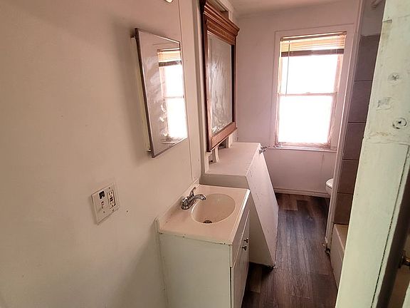 3rd image of 759 Saint Clair St