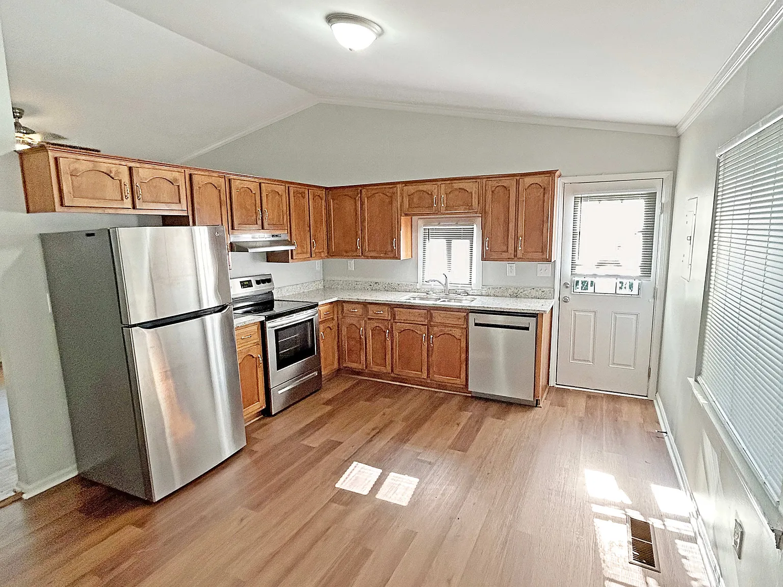 3 bed, 1.5 bath, 1005 sqft, $1,395 — Photo 2