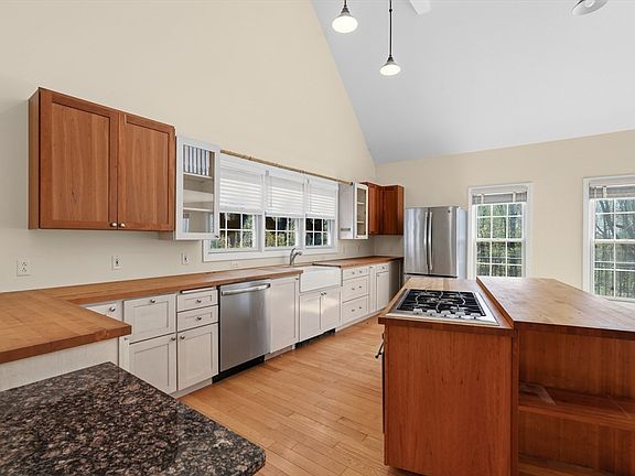 3rd image of 18 Fairview Dr