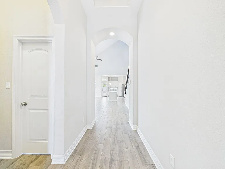 105 Auburn Cv — Photo 4