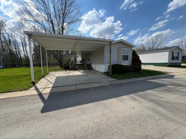 7168 Mapleview Cir W, Brown City, MI 48416