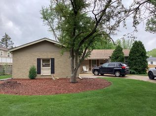 1006 Village Ct, Darien, IL 60561