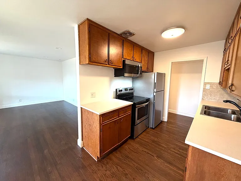 1704 Castle Ct — Photo 9