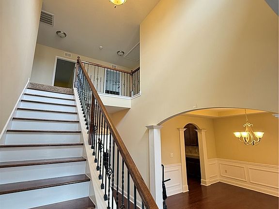 2nd image of 2502 Ridgewood Way