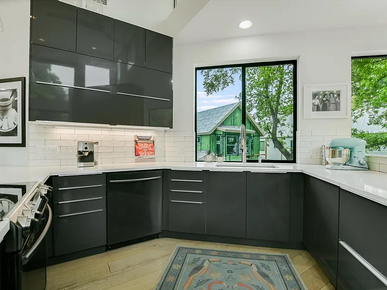 56 Waller St — Photo 11