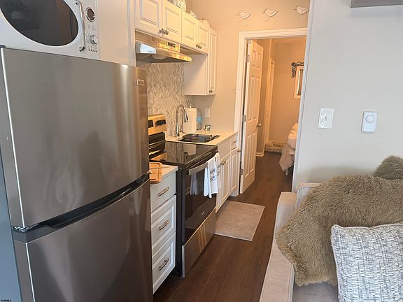 4th image of 9401-11 Pacific Ave #11