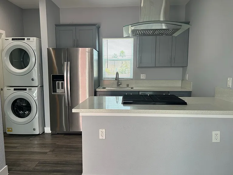 845 E 6th St — Photo 9