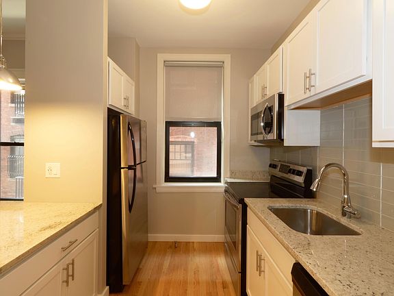 2nd image of 329 W Fullerton Pkwy #306