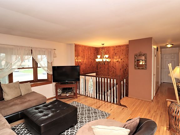 4th image of 152 W Fullerton Ave