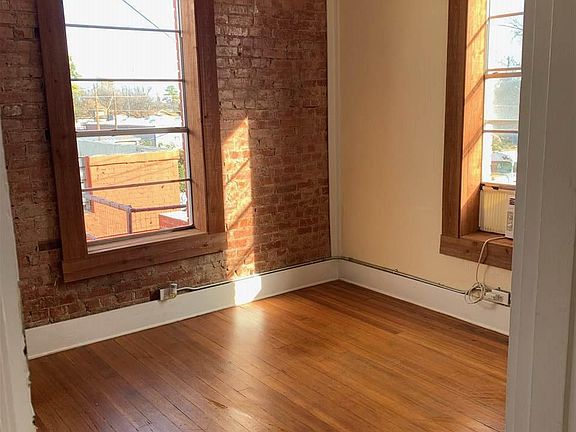 4th image of 909 Van Buren St #C
