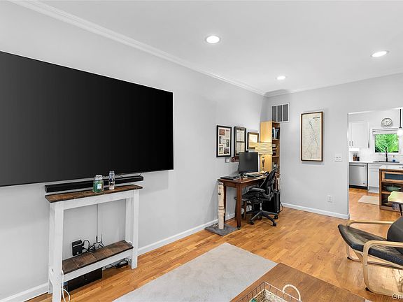 4th image of 142 Foltim Way