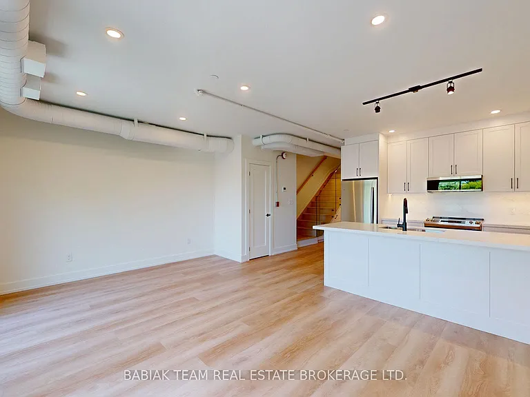 656 Annette St #302 — Photo 4