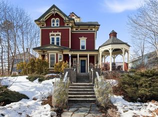 42 Falkland St, Lunenburg, NS B0J2C0