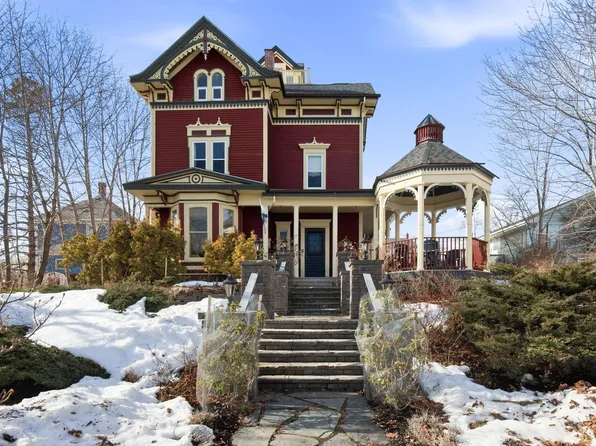 42 Falkland St, Lunenburg, NS B0J 2C0