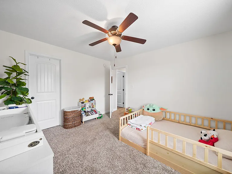 404 Sedgwick Ln — Photo 26
