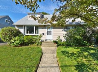 46 Moeller St, Hicksville, NY 11801