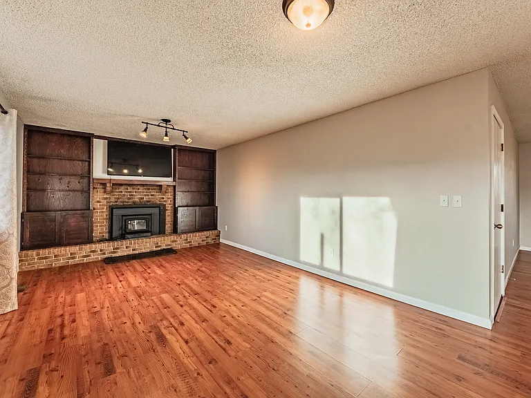 1143 Stanton St — Photo 8
