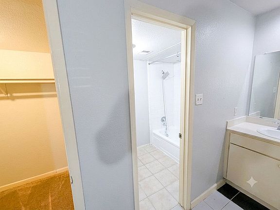 5th image of 2100 Wilcrest Dr
