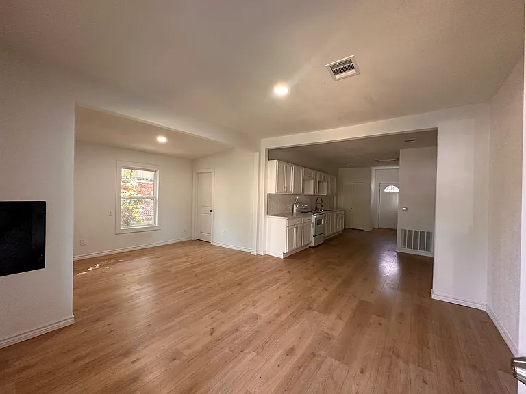 2438 Harding St — Photo 5