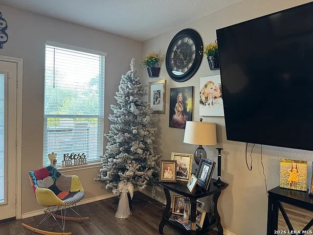 4 bed, 2.0 bath, 2309 sqft, $2,400 — Photo 4