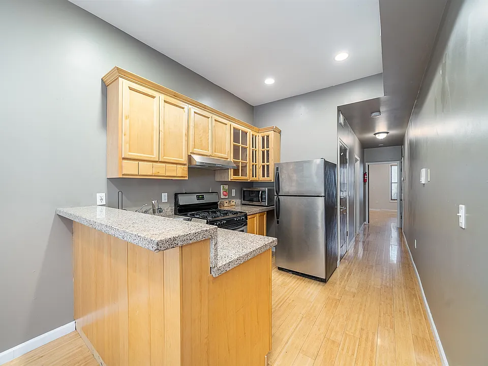 209 Webster Ave #1L