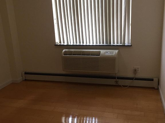 5th image of 132-06 Sanford Ave