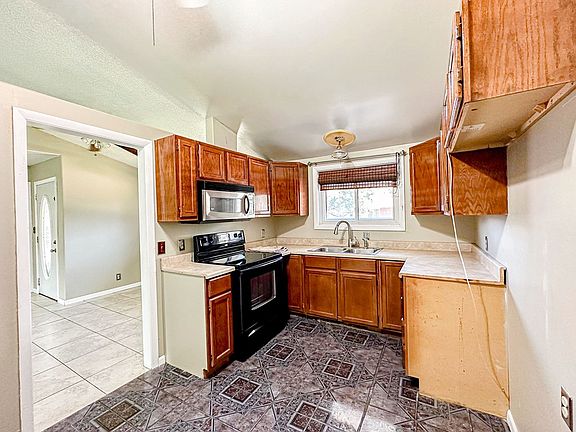 5th image of 904 Somerset Cir