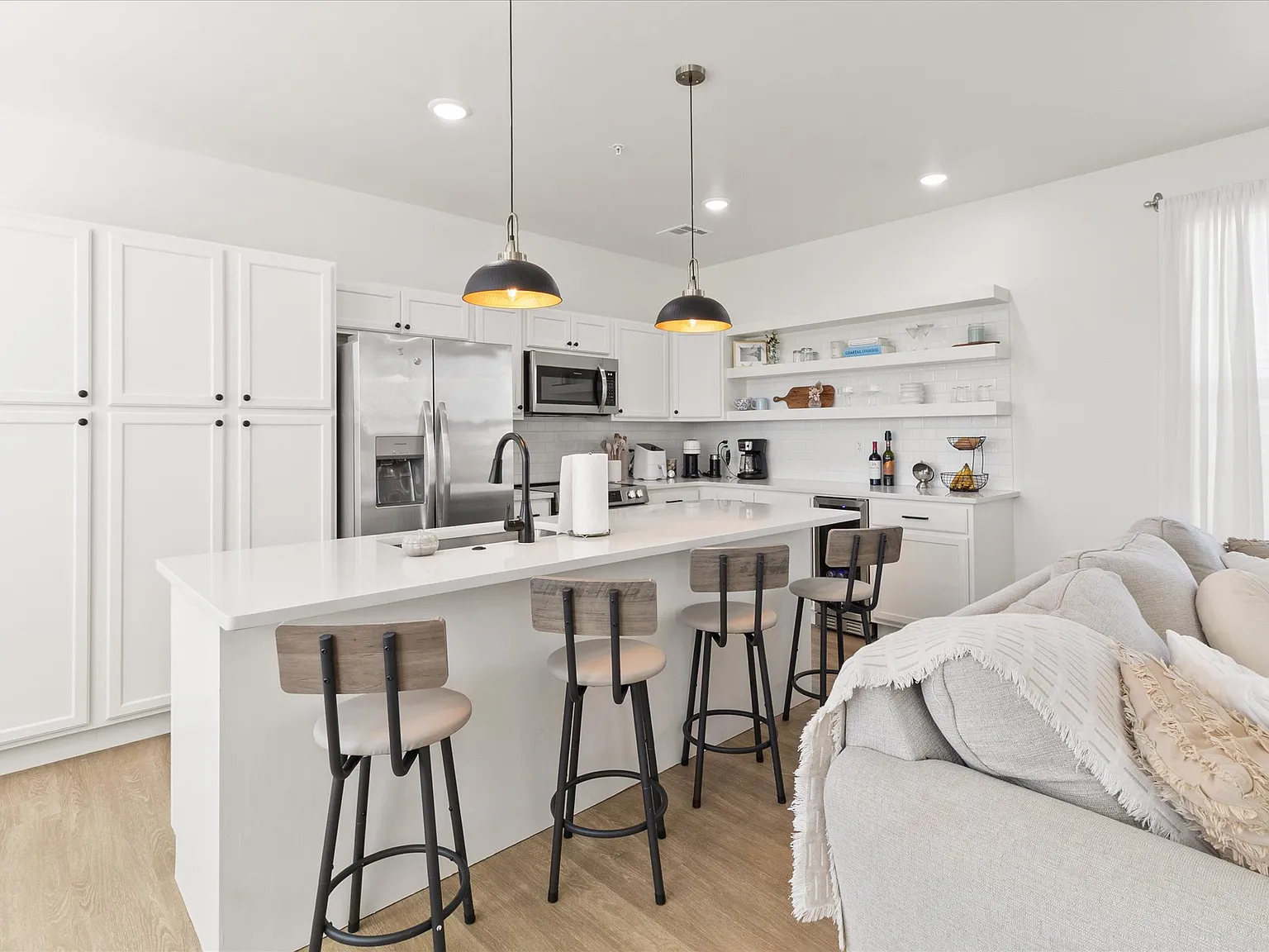 6 bed, 2800 sqft, $8,670 — Photo 4