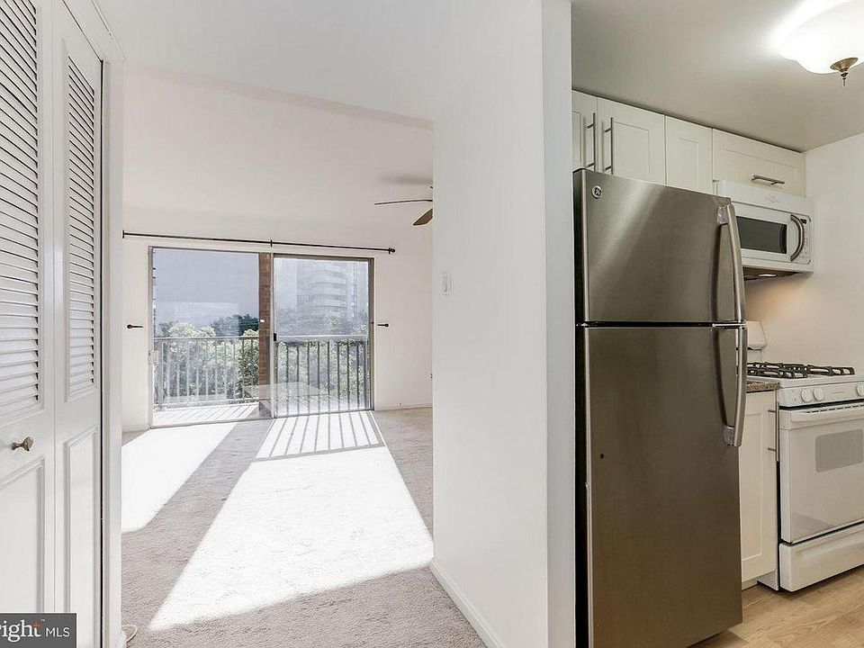 1st image of 1300 Army Navy Dr APT 812