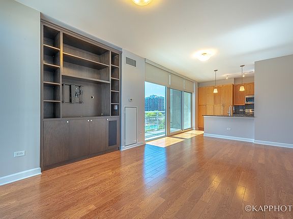 3rd image of 1400 S Michigan Ave APT 804