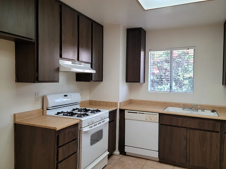 22485 De Soto St #22485 — Photo 4