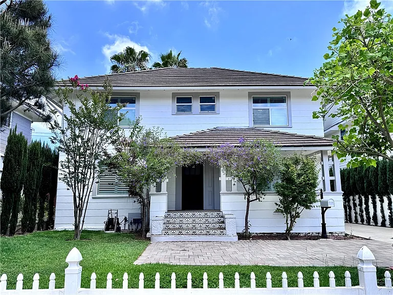 2716 S La Salle Ave — Photo 1