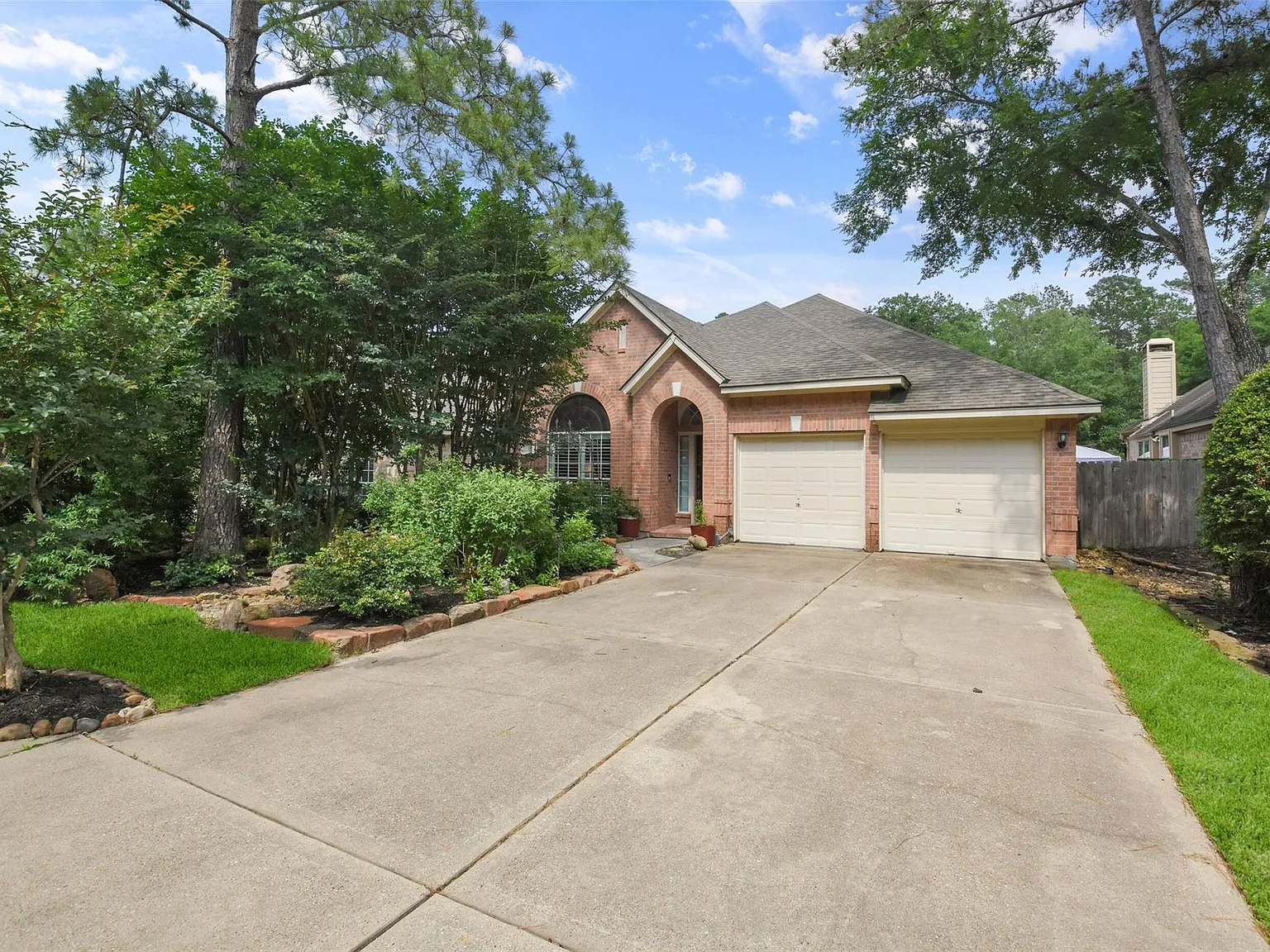 3 bed, 2.0 bath, 2008 sqft, $3,000 — Photo 2