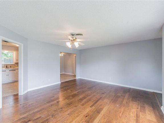 4th image of 4805 Maple St