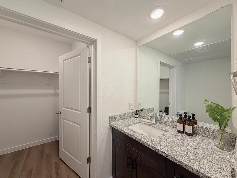 Beyond The Bend Apartments — Photo 37
