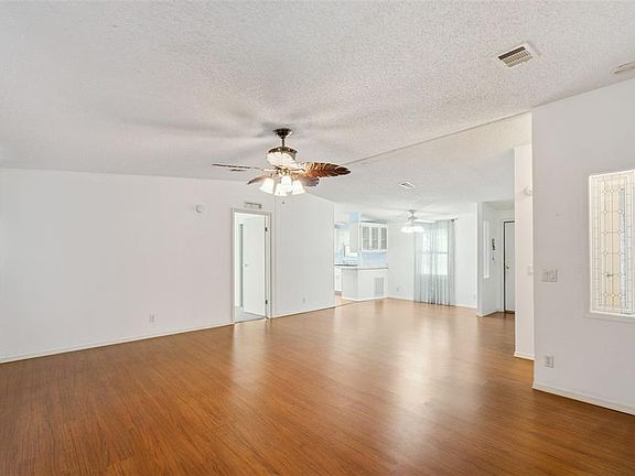 4th image of 42 Maplehurst Ave