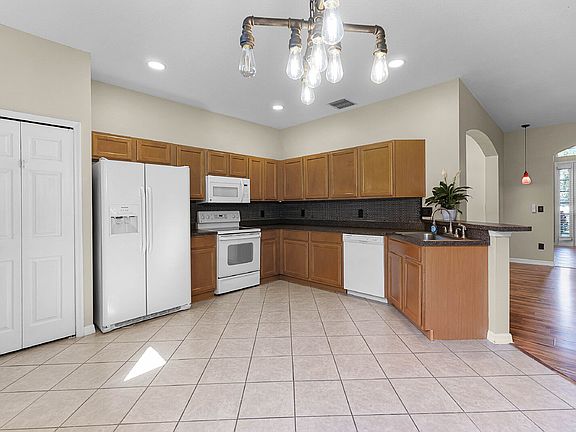 3rd image of 3404 Gerber Daisy Ln