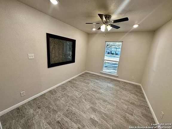 4th image of 1819 Parhaven Dr