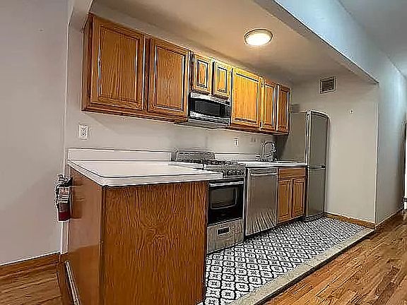 3rd image of 354 W 44th St APT 4