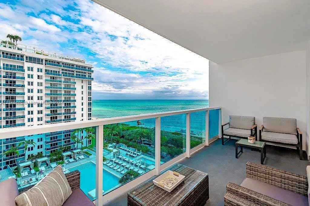 Roney Palace Condo — Photo 1