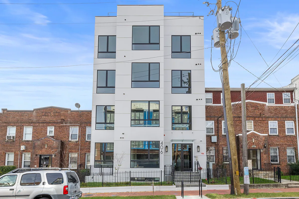 Building Photo - 406 Kennedy St NW #104