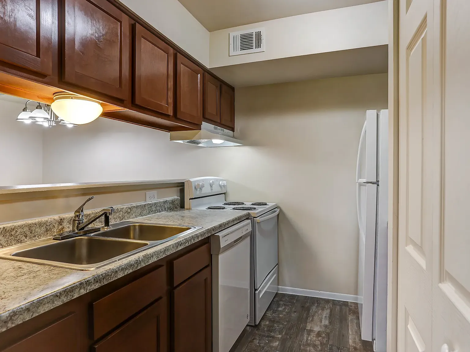 Country Knoll Apartments — Photo 3