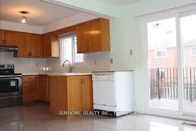 137 Irenemount Cres #UPPER — Photo 7