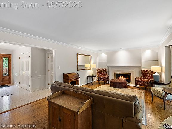 3rd image of 645 Lone Pine Rd