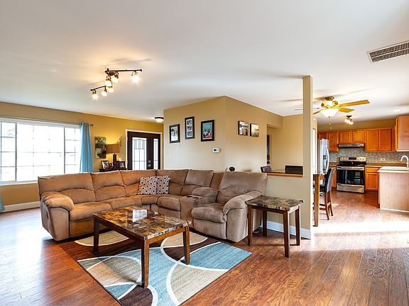 2nd image of 1033 Oaktree Trl