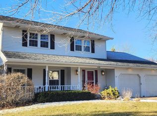 4240 Apple Valley Dr, Bettendorf, IA