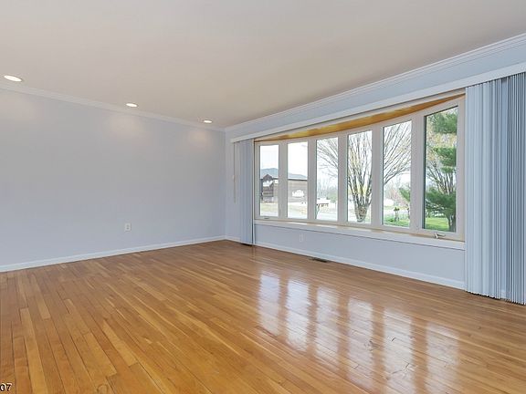4th image of 30 Wood Lake Dr